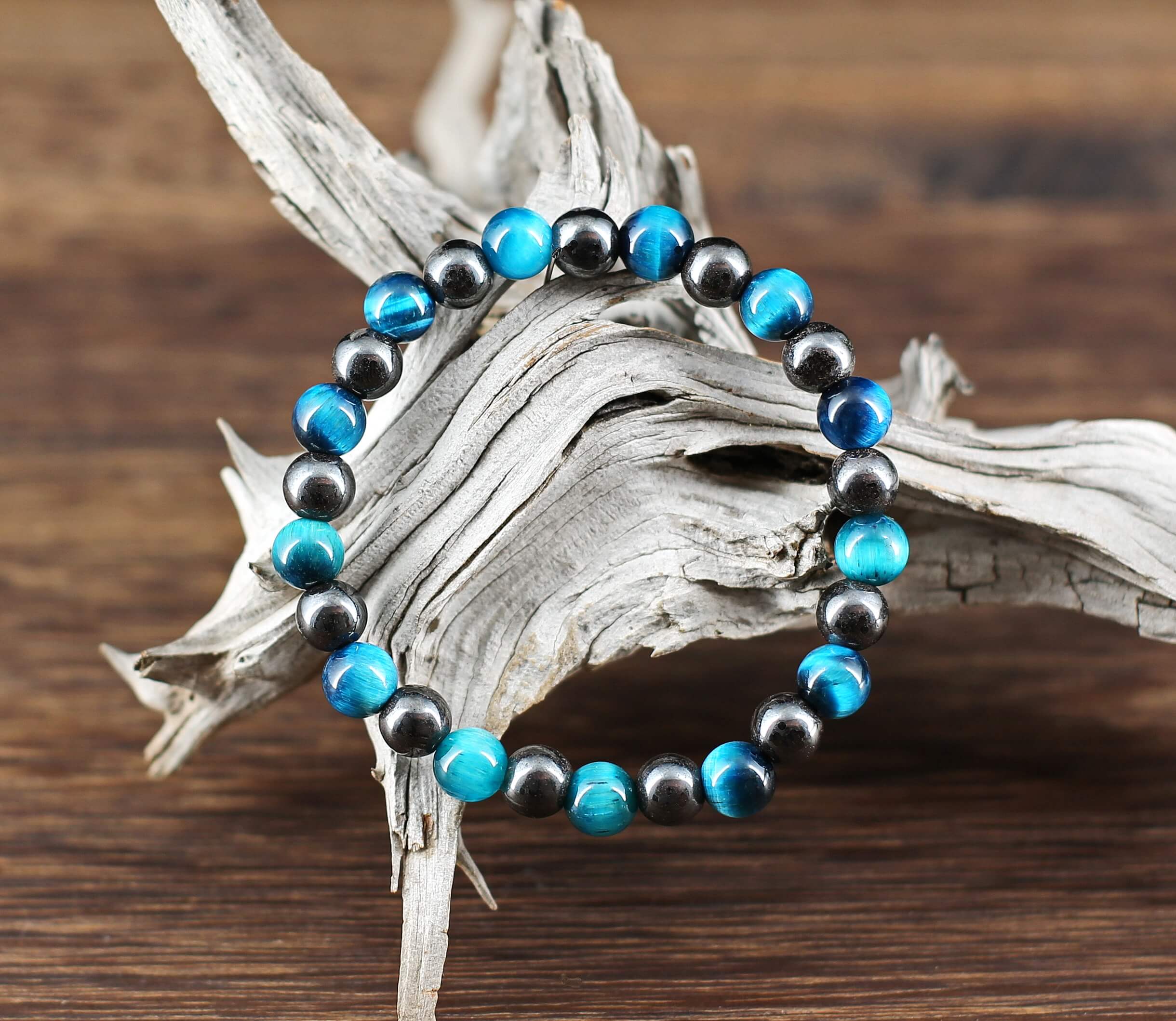 Magnifique bracelet énergétique composé d'un duo de perles Oeil de Tigre bleu guérisseur et Hématite. De couleur bleu et gris métallisé. Dégage l'énergie tranquille d'un objet protégé par sa puissance naturelle.