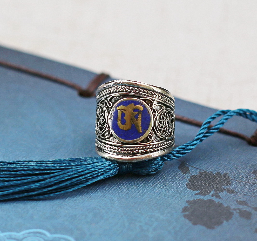 Bague tibétaine artisanal OM et Lapis Lazuli