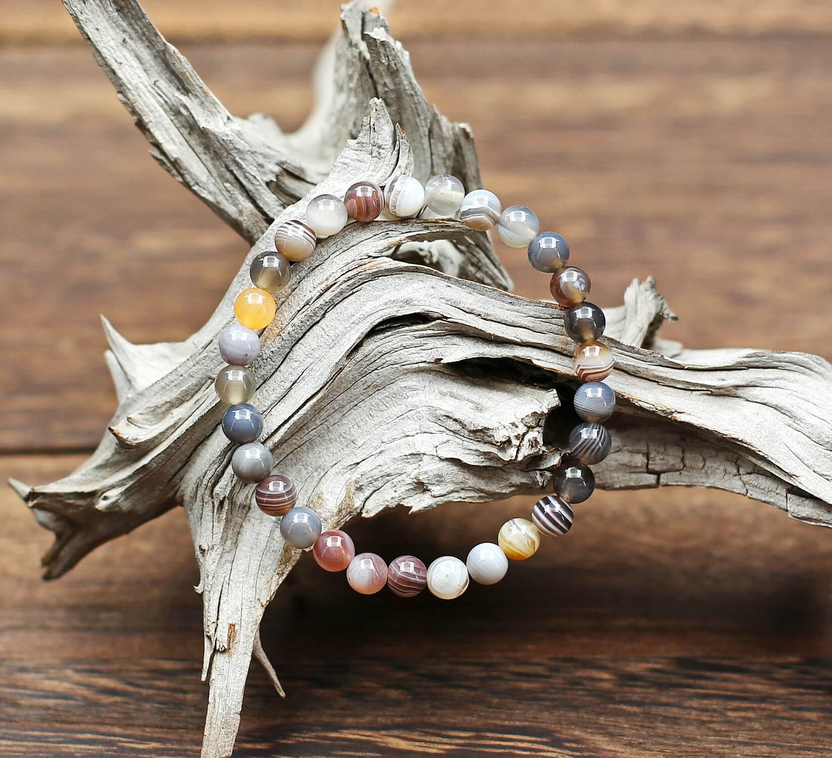 Délicat bracelet de fines perles d'Agate "qualité AA"; une calcédoine rubanée dont le jeu de couleurs douces plaira par son raffinement,