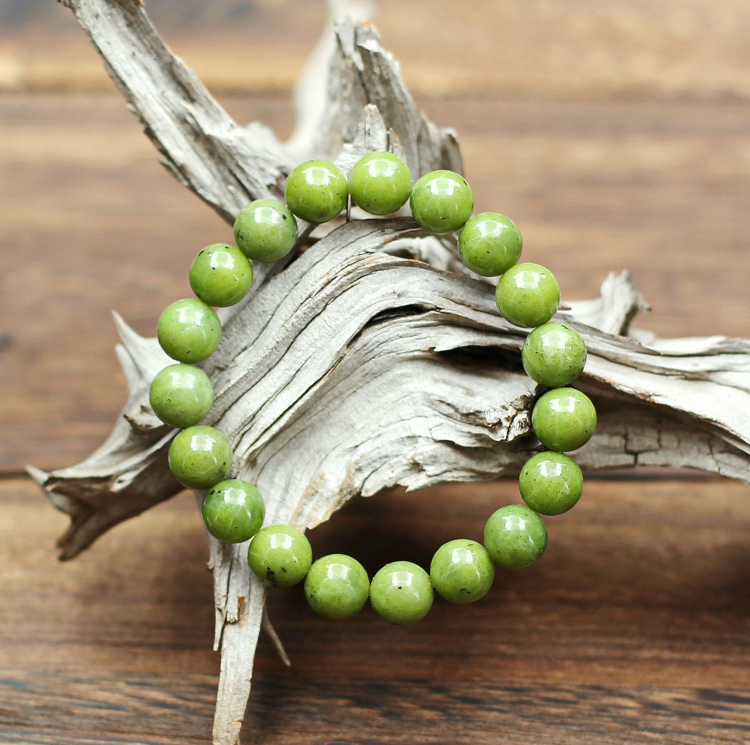 Bracelet de perles choisies d'une variété de Jade appelée aussi Néphrite du Canada. Pierre d'un beau vert doux très légèrement moucheté. La couleur verte est traditionnellement associée à l'espérance:
