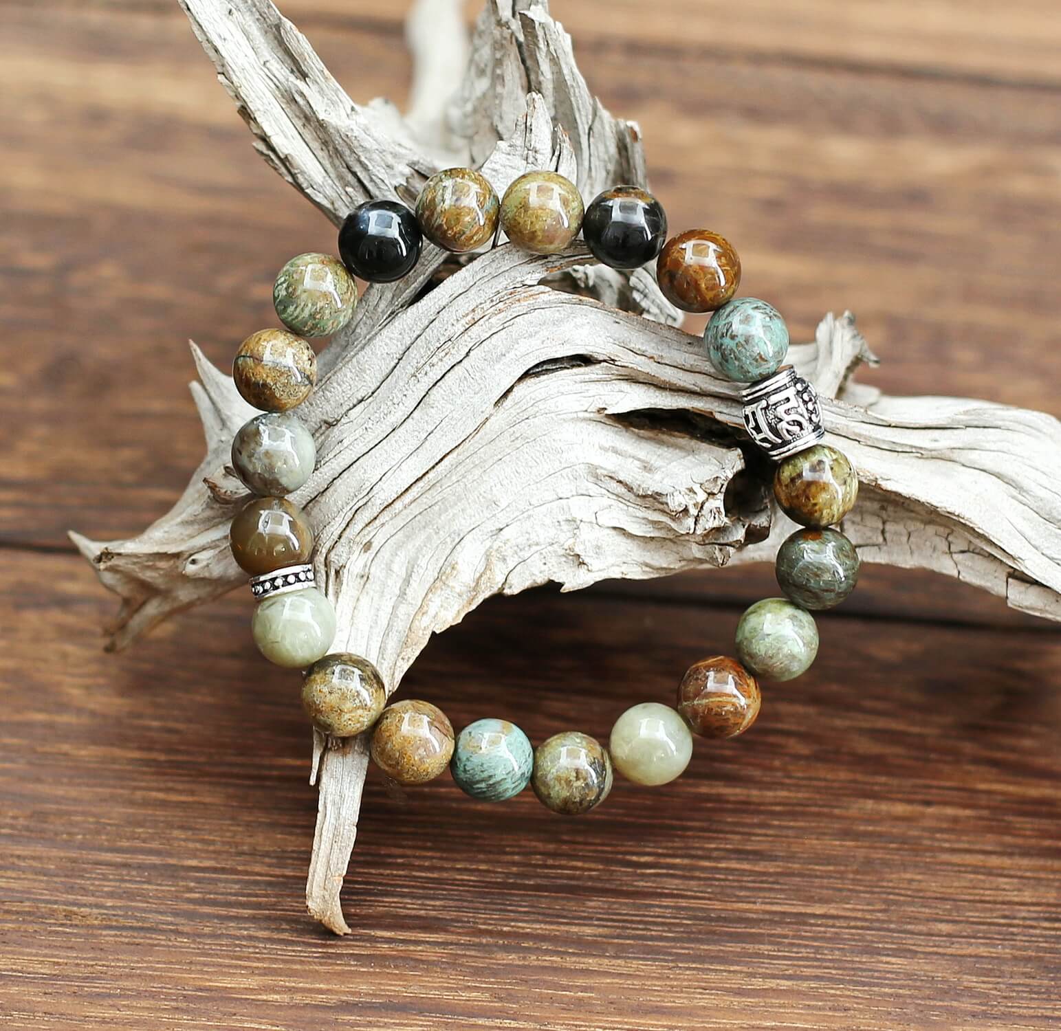 Bracelet orné de deux perles votives, aux symboles traditionnels sur deux pôles dont une perle-tonneau Moulin à prières ornée du Mantra Universel de Protection.