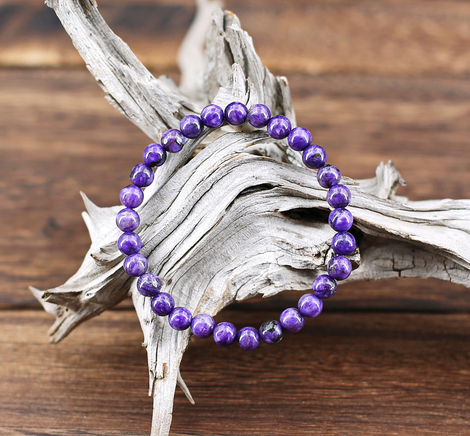 Perles de pierre Charoïte marbrée de gris et d'un beau violet lumineux, légèrement pourpré. Grain fin. Au poignet effet agréable apportant une belle tonicité. S'harmonise facilement avec toutes couleurs.