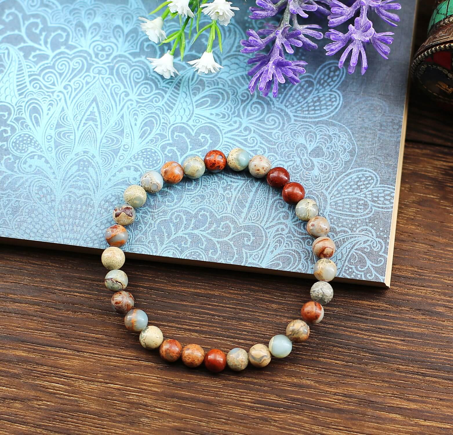 Simple Bracelet constitué de perles de Jaspe varié, en vue d'un mélange harmonieux dédié à votre attachement à la planète. Présence océanique par les tons froids et subtilement translucides.
