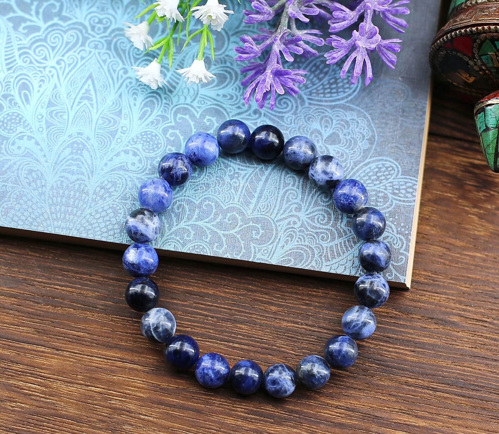 Simple bracelet de perles choisies de Sodalite qualité A+ garantissant une couleur soutenue assez exceptionnelle.