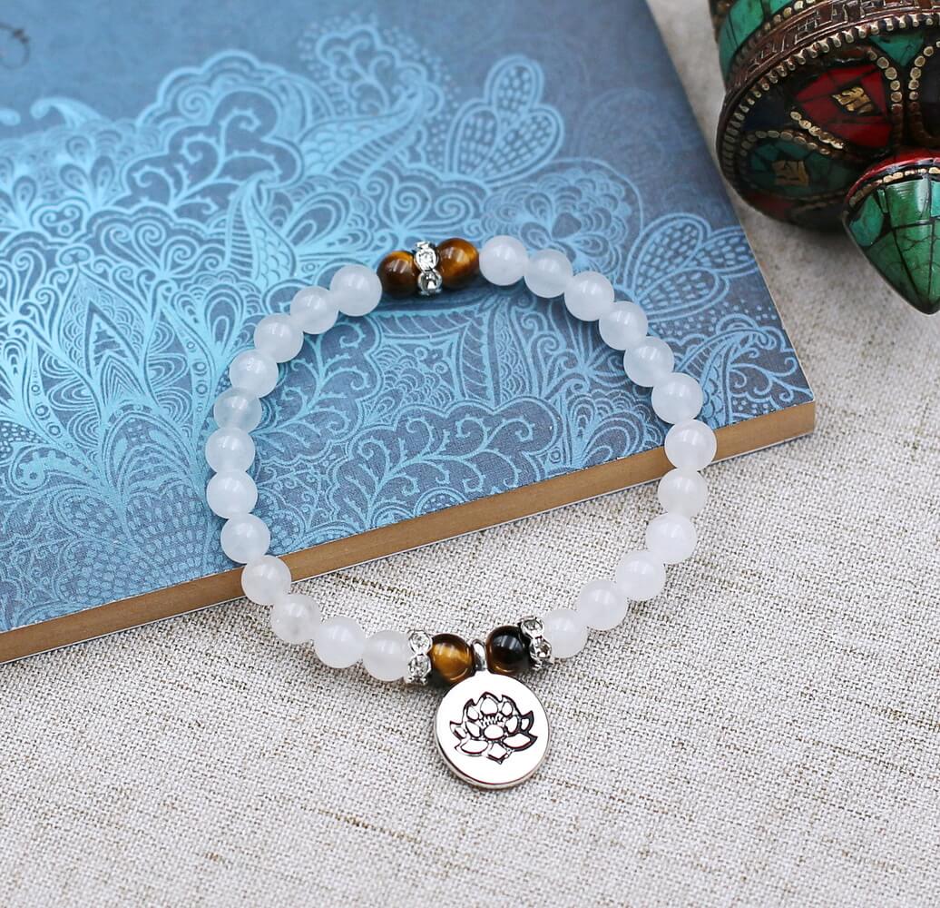 Un bracelet de rêve: dédié au raffinement, à la richesse de l'imaginaire, à l'intuition, ce fin bracelet de Pierre de lune lumineuses et de quatre perles énergétiques Œil de tigre