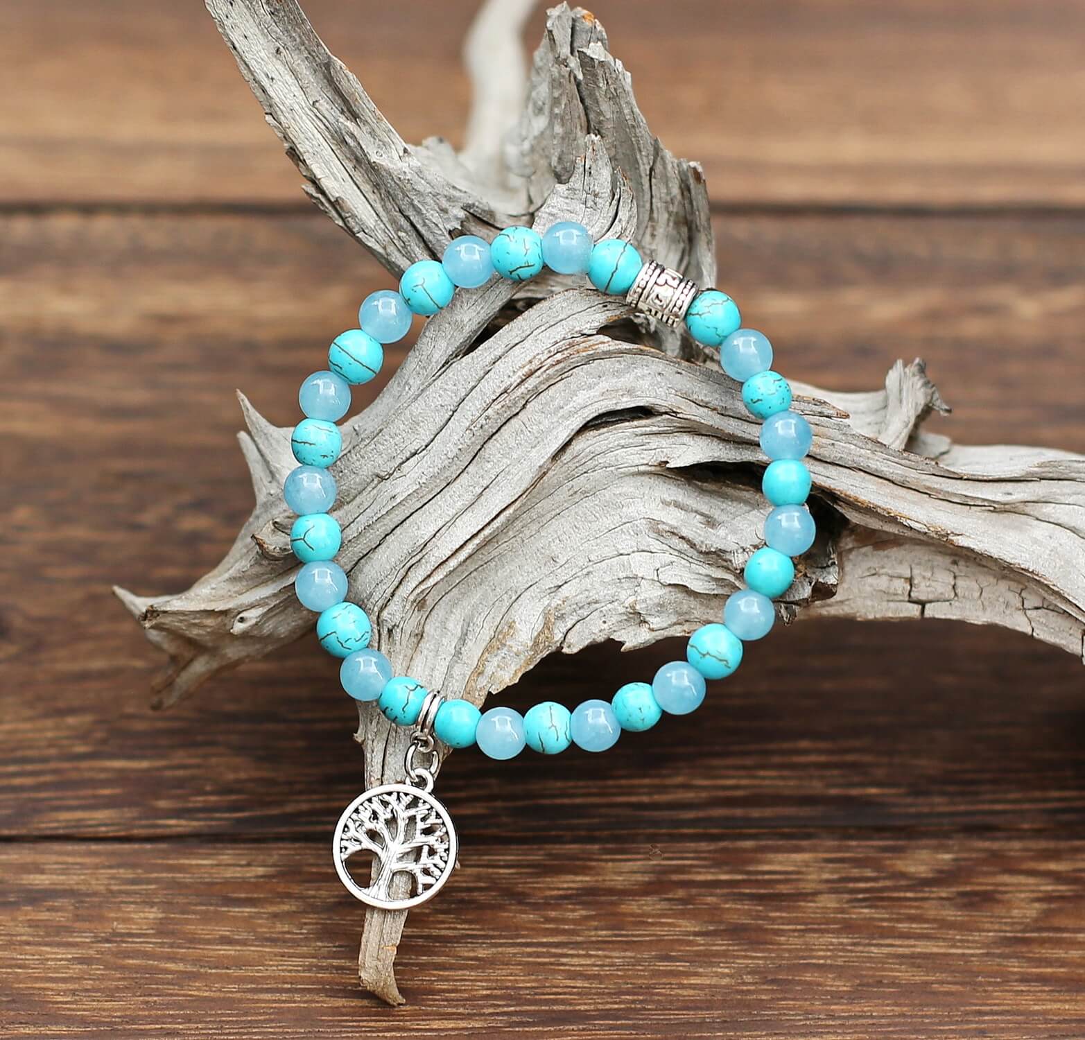 Charmant petit bracelet porte-bonheur de perles Turquoise et Aigue marine avec son charme de cuivre argenté. Dans bien des pays et des cultures, le bleu est une couleur porte-chance et lutte contre le mauvais œil.