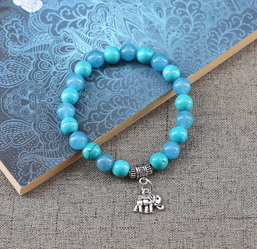 Charmant petit bracelet porte-bonheur de perles Turquoise et Aigue marine avec son charme de cuivre argenté. Dans bien des pays et des cultures, le bleu est une couleur porte-chance et lutte contre le mauvais œil.