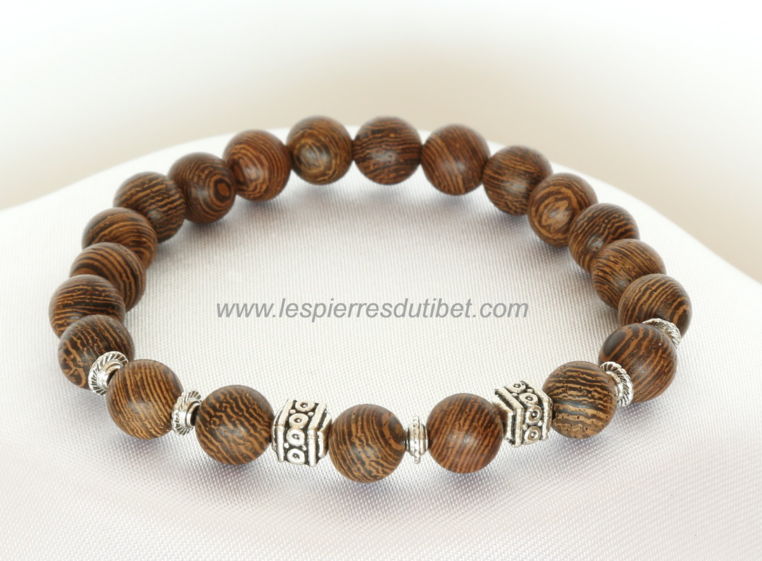 Joli bracelet de perles de bois de Bodhi chamarrées, au bois bien contrasté, orné de sept perles originales décoratives, métal argenté: bracelet élégant et raffiné.