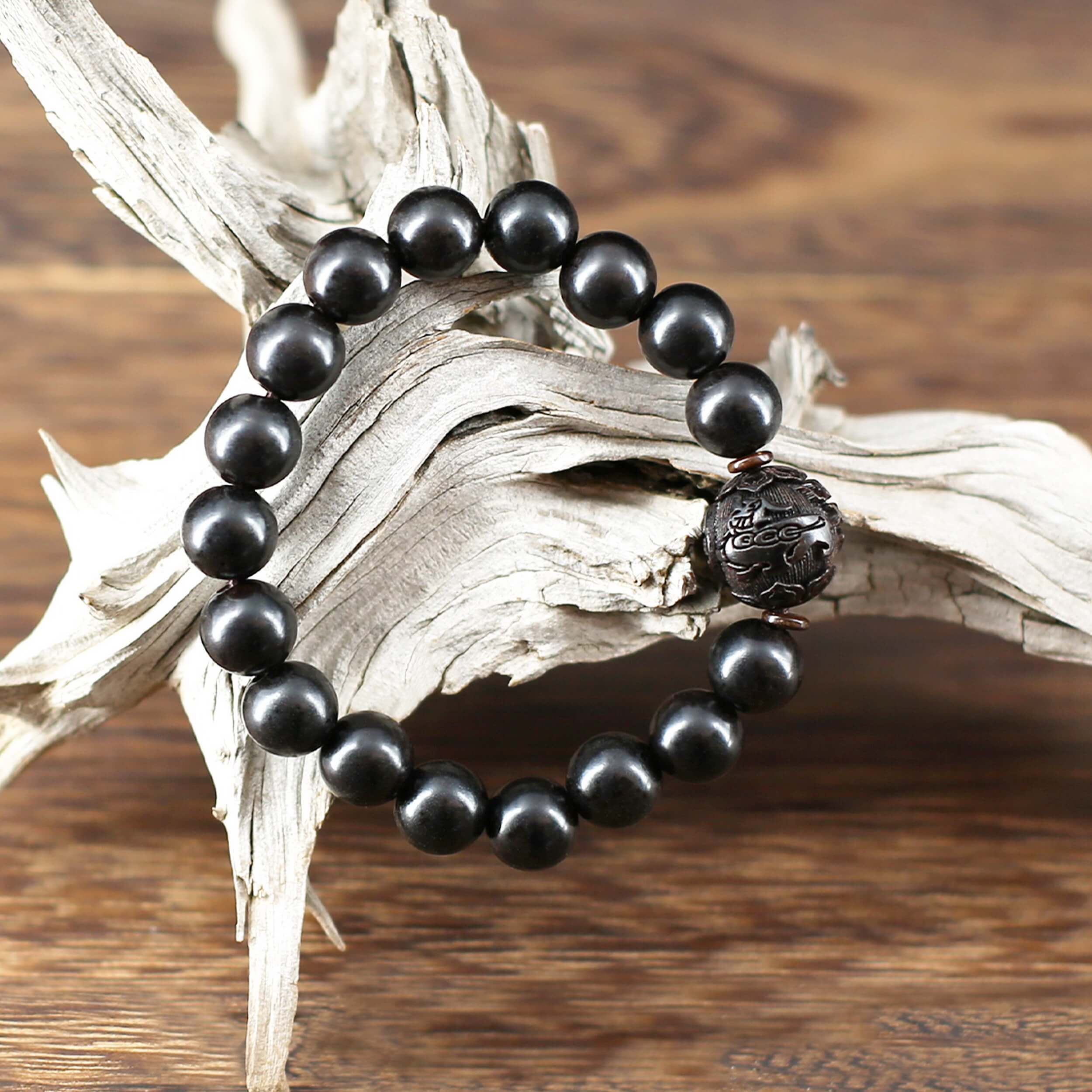 Créé à partir de belles perles de Bois de Santal noir au poli soyeux et aux reflets sensuels, ce bracelet dégage une grande quantité d’ Énergie positive.