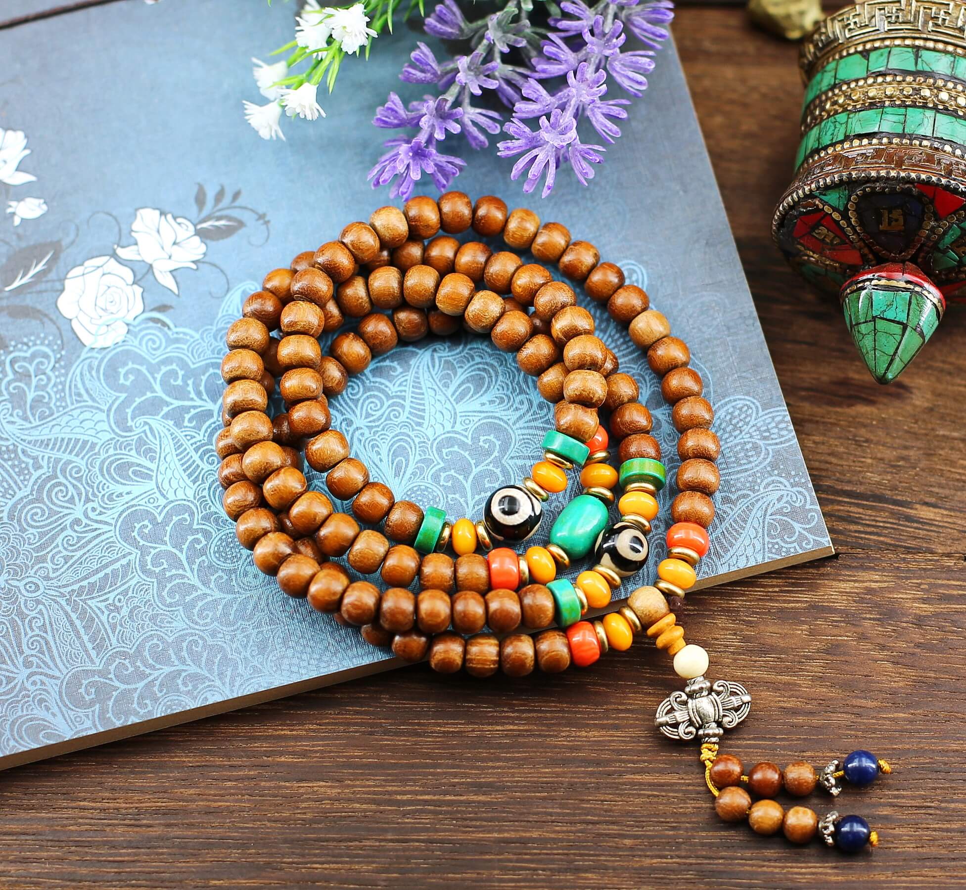 Mala composé de perles moyennes de bois sacré Abélie et orné de perles couleur turquoise ambre tibétain et corail traditionnelles, de deux perles magiques Dzi contre le mauvais sort pour le comptage dans la récitation des mantras.