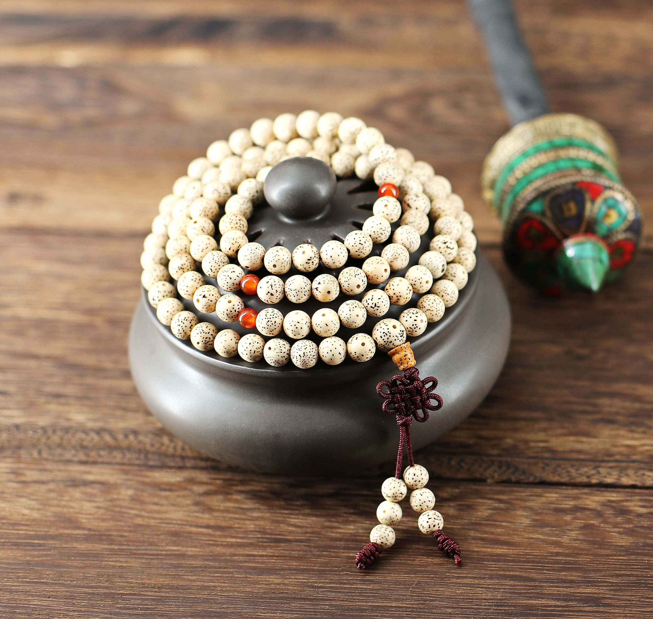 Ce collier mala, est confectionné à partir de graines de l'arbre sacré Bodhi (Arbre de l'Eveil) soigneusement polies et teintées selon la tradition.