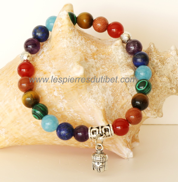 Un beau bracelet multicolore, de pierres Arc-en-ciel, agrémentées d'accessoires de métal argenté dont un petit portrait de Bouddha, apportant équilibre et raffinement à l'ensemble.