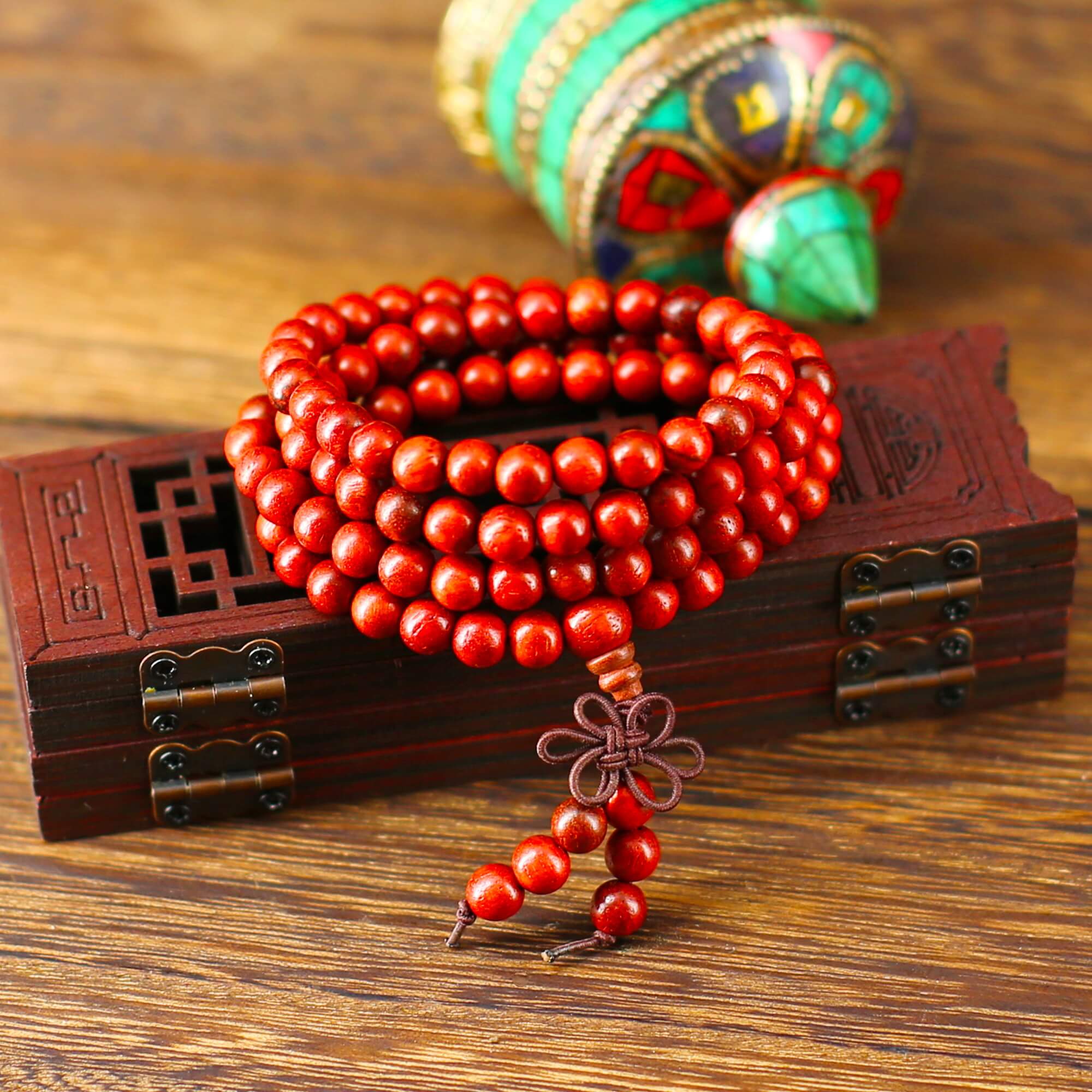 Simple mala de perles de Bois de Rose, qui porte parfaitement son nom de rosaire bouddhiste. C’est l’objet-compagnon de tous les méditants, et le compteur de la patience répétitive qui soutient le récitant au cours de son exercice spirituel, afin de perme