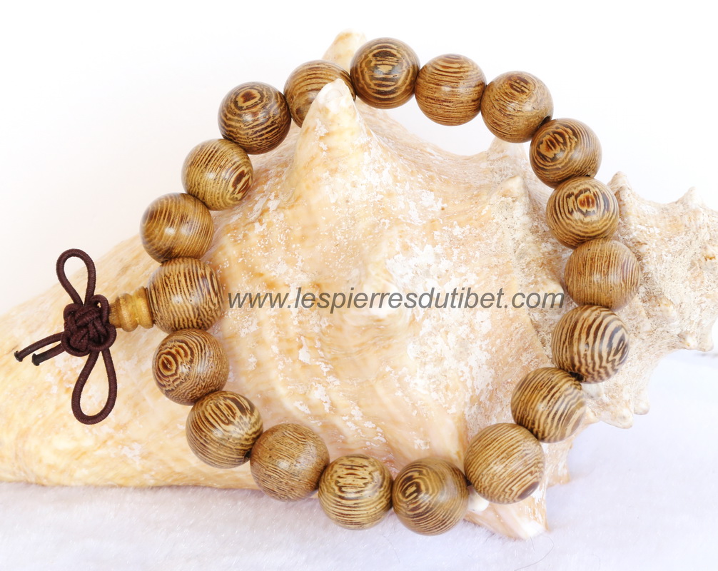 Dans ce très beau bracelet mala, c'est le bois de l'arbre lui-même qui est utilisé pour la fabrication les perles, tournées spécialement afin de figurer des cercles concentriques symboles d'infini et d'éternel recommencement ou Samsara