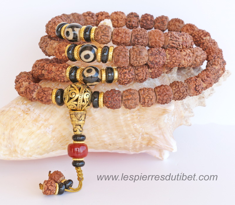Un chapelet de Rudraksha orne toujours la représentation de dieu SHIVA. Diamètre des perles: 10 mm, longueur totale ouvert: 108 cm monté sur cordon solide bijoutier, fabriqué au Tibet, se porte enroulé au poignet gauche ou en sautoir.