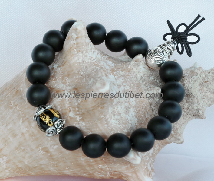 Mala-bracelet dominante noir mat. Sur la perle de tête on remarquera le symbole longue vie et bonne santé, comme Amulette.