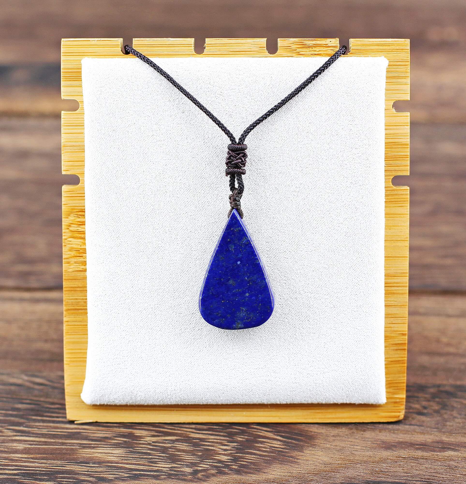 Taillé en pétale, ce bijou de précieux Lapis Lazuli "Qualité AA", vous séduira par sa forte présence inspirante autant que par sa simplicité. Au travers du mythique Lapis Lazuli, les voyages mentaux prennent vite la couleur des contes des Mille-et-une Nui