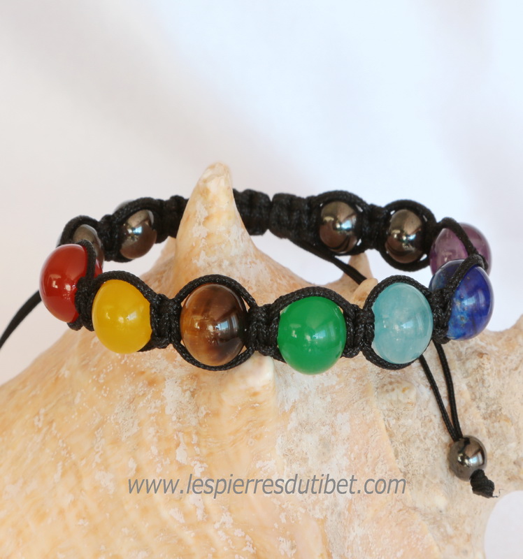 Un bracelet aux pierres multicolores très complet dans sa portée symbolique: composé des différentes pierres dédiées à chaque niveau vibratoire des noeuds énergétiques principaux du corps humain, selon la tradition héritée de l'INDE ancienne, et donc prot