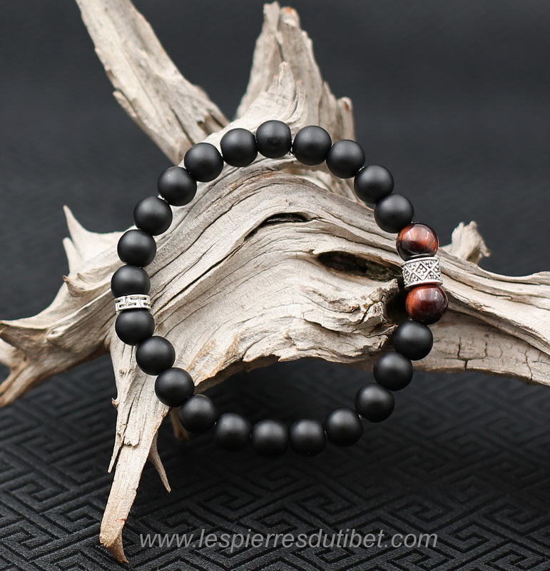 Joli bracelet masculin Onyx mat orné de perles ethniques de métal argenté et deux de perles-joyau Oeil de taureau très chaleureuses.