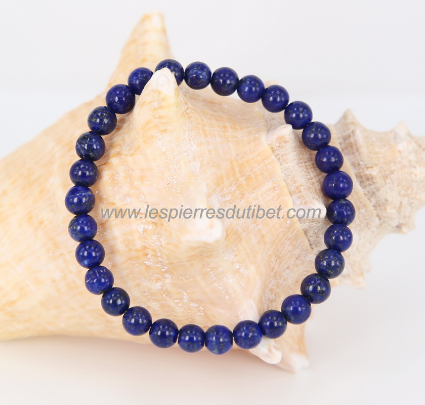 Ce joli bracelet de véritable Lapis-lazuli de qualité AA (qualité reconnue supérieure) évoque immédiatement les Mille-et-une-nuits et toute la magie des légendes orientales fondatrices des civilisations. Réputée "pierre précieuse guérissante" depuis le Mo