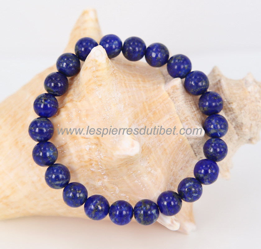 Ce joli bracelet de véritable Lapis-lazuli de qualité AA (qualité reconnue supérieure) évoque immédiatement les Mille-et-une-nuits et toute la magie des légendes orientales fondatrices des civilisations. Réputée "pierre précieuse guérissante" depuis le Mo
