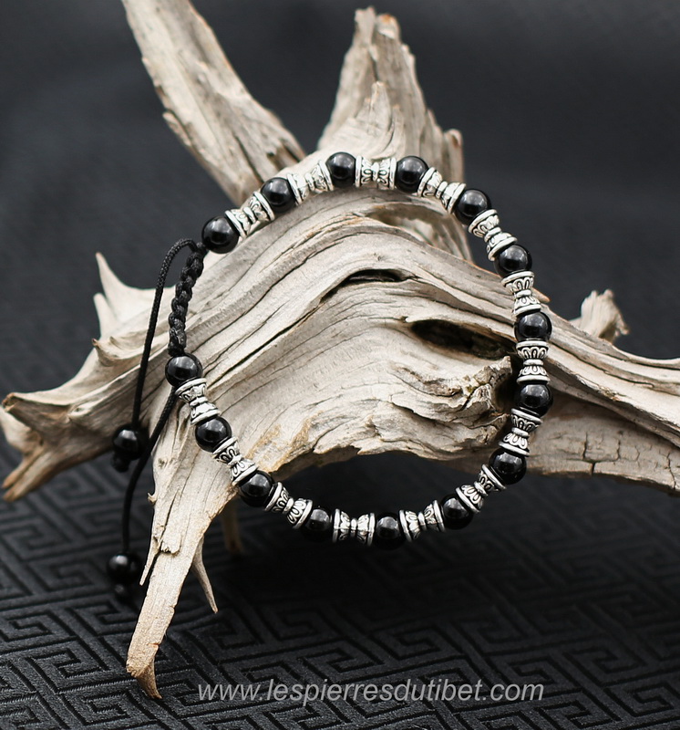 Un élégant bracelet "chargé" d'inspiration magique, alliant les perles d'Onyx noir hautement protectrices; ( les vertus des pierres sont un cadeau de la nature pour ceux qui savent s'y ouvrir ), alternant avec les perles symboliques double-coupe d'offrand