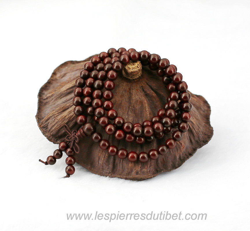Très souvent associé à l'image du LAMA​ telle qu'on la connait depuis toujours, ce beau chapelet de récitation des mantras est constitué de perles de Bois de santal rouge "pterocarpus indicus​".