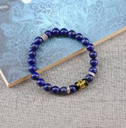 Bracelet porte-chance Lapis lazuli, élégant et précieux, ce bracelet raffiné s'inscrit dans la tradition des bracelets de protection tibétains, orné d'une perle cylindrique de cuivre argenté et d'un cylindre en Onyx gravé