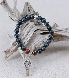 Jolies perles Œil de faucon d'aspect moiré à la subtile présence pour ce bracelet-talisman orné d'une perle porte-charme selon votre choix, et d'une perle-cylindre aux motifs ethniques de cuivre argenté. On remarquera les deux perles Œil de taureau pour l