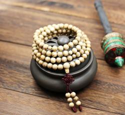 Mala constitué de perles de bois Absinthe-Armoise médicinal par excellence, ce mala léger et de couleur claire soigneusement poli est porteur d'une très ancienne tradition concernant la magie médicinale par les plantes.