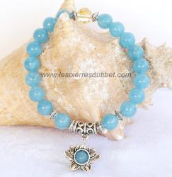 Un joli mala-bracelet très féminin, avec sa perle de Cristal de roche gravée du mantra OM MANI à l'or fin, sa pendeloque ornée de la Fleur de Lotus; symbole féminin de vacuité, et de pureté,