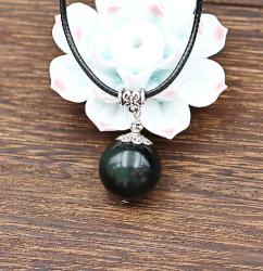 Joli montage pour cette belle perle Obsidienne Œil céleste Diamètre de la perle 18mm. Traversée d'un fil de cuivre argenté et ornée d'une jolie collerette ouvragée et d'une fine perle motif tibétain accrochée un solide cylindre-passant,