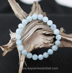 Bracelet de pure fraîcheur, composé de perles de pierres Aigue marine: comme son nom l'indique une pierre dédiée aux fluides et à tous les bienfaits que peuvent apporter une méditation dédiée à l'élément marin; nous y sommes liés depuis nos origines, et l