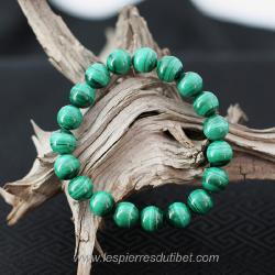 Un très beau bracelet. Composé de perles de pierres Malachite naturelle. Sa couleur dominante, le vert, associée à la minéralité de la pierre, en fait un objet aux vertus particulières: équilibre, fraîcheur et sérénité seront au rendez-vous. Pierre dédié