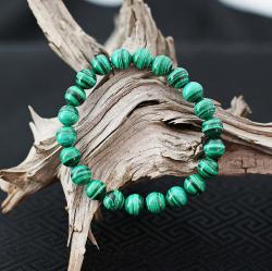 Un beau bracelet. Composé des perles de pierres Malachite naturelle. Sa couleur dominante, le vert, associée à la minéralité de la pierre, en fait un objet aux vertus particulières: équilibre, fraîcheur et sérénité seront au rendez-vous. Pierre dédiée au