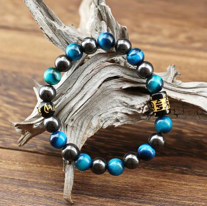 Magnifique bracelet énergétique composé d'un duo de perles Oeil de Tigre bleu guérisseur et Hématite. De couleur bleu et gris métallisé. Dégage l'énergie tranquille d'un objet protégé par sa puissance naturelle. L’Œil de Tigre bleu guérisseur active spéci