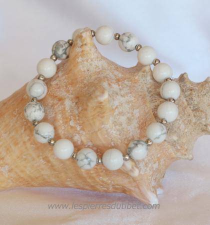 Bracelet de perles de Howlite créé à la main par mes soins, monté sur élastique de qualité, taille des pierres: 8mm, trois tailles de bracelets au choix.