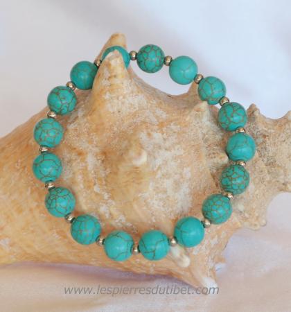 Bracelet de perles de pierres turquoise reconstituée crée à la main par mes soins, monté sur fil élastique bijoutier, taille des pierres: 8mm, trois tailles de bracelets au choix.