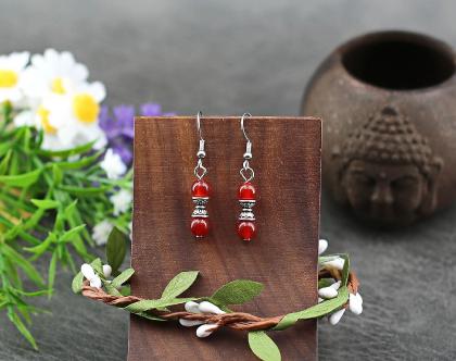 Charmant modèle boucles d’oreilles tibétaines Pierre Agate rouge dans la plus pure tradition des bijoux tibétains. Composé de perles d'Agate rouge choisies pour leur luminosité illustre à merveille l'atmosphère cordiale et enthousiaste animant la Bonne Vo