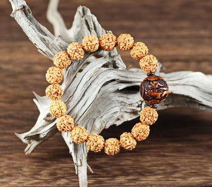 Raffinement et rigueur pour ce beau bracelet aux rustiques perles de graines Rudraksha, légèrement irrégulières, respectant le montage traditionnel du chapelet tibétain, ce bracelet dégage une grande quantité d’ Énergie positive.