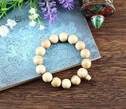 Bracelet-mala constitué de perles de bois Absinthe-Armoise médicinal par excellence, ce bracelet mala léger et de couleur claire soigneusement poli est porteur d'une très ancienne tradition concernant la magie médicinale par les plantes.