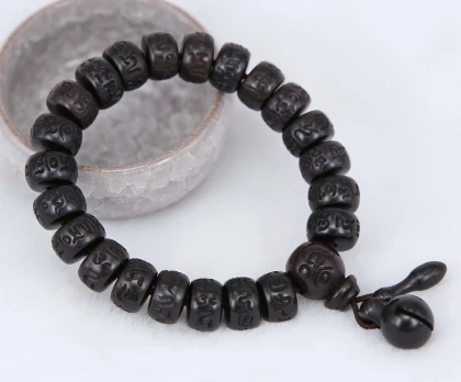 Ce solide ​bracelet aux belles perles gravées d'un mantra séduit par ses reflets sombres et chauds. Il représente à la fois un témoignage culturel et un symbole porte-bonheur.