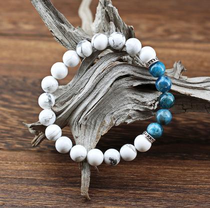 Joli bracelet minceur composé de pierres Howlite et Apatite bleue très classe, est facile à assortir. Au poignet d'une main très soignée il renforcera votre charme en toute sérénité.