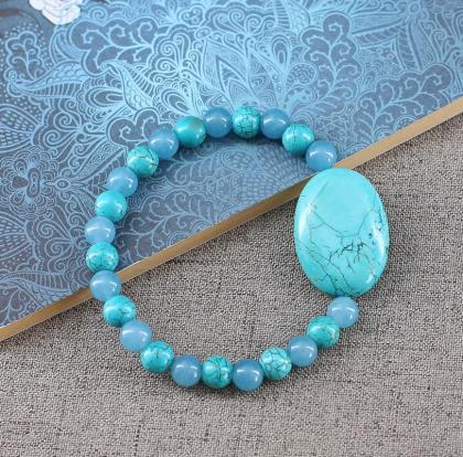 Bracelet minéral porte-bonheur composé de perles Turquoise et Aigue marine avec élément principal Turquoise taillé, dimensions 35mmx25mm, épaisseur 11mm. Magnifique polissage.