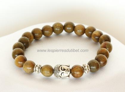 Un simple bracelet qui parle des valeurs sacrées universelles, au travers de l'utilisation de perles de l'un des bois les plus riches en symboles concernant les questions existentielles et de l'image sereine du Bouddha