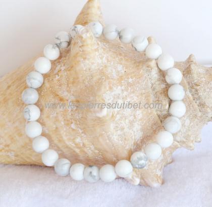 Ce fin bracelet de perles de pierres Howlite plaira particuliérement aux personnes préférant les bijoux discrèts et raffinés. Une délicate harmonie de gris, de reflets argentés, de blancs tendres pour ce ravissant bracelet.