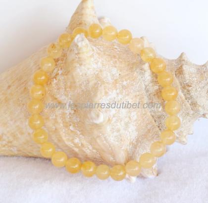 Lumineux bracelet de perles de Jade jaune. Il existe plusieurs variétés de Jade; celle-ci plaira par ses tons chauds et délicats, semblables aux pétales de fleurs. Pierre d'exception par son raffinement, et la subtilité de son grain. Un bracelet porte-bon