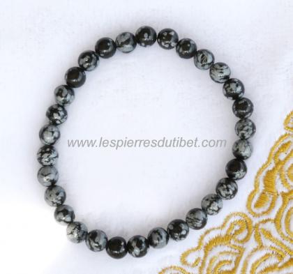 Fin bracelet de perles d'Obsidienne Flocon de neige (mouchetée). Unisexe. Un bracelet qui affiche une certaine puissance, car il est confectionné à partir d'une pierre majestueuse et protectrice.