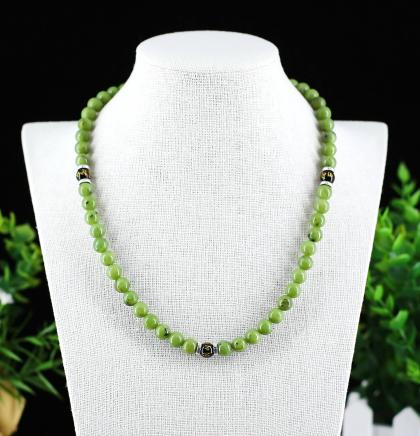 Collier de perles choisies d'une variété de Jade appelée aussi Néphrite du Canada. Pierre d'un beau vert doux très légèrement moucheté. La couleur verte est traditionnellement associée dans le bouddhisme tibétain, à la Tara verte, le Bodhisattva féminin d
