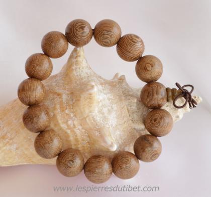 Dans ce très beau bracelet mala, c'est le bois de l'arbre lui-même qui est utilisé pour la fabrication les perles, tournées spécialement afin de figurer des cercles concentriques symboles d'infini et d'éternel